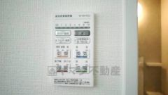 雨の日の洗濯も安心できる浴室暖房乾燥機付き浴室。リモコンで操作もボタン1つで簡単。