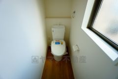 同仕様写真。温水洗浄機付トイレです。節水機能もあるので、安心して使えますね。もちろん、1階2階の2ヶ所にトイレがあるので、忙しい朝にもゆとりができますね。