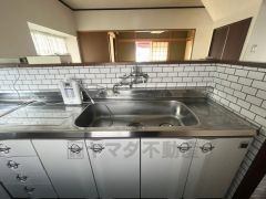 丈夫さ、耐久性に優れたステンレスシンク。熱やサビに強いので、お掃除らくらく。広さも確保しているので、大きなお鍋も洗いやすいです。