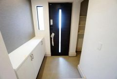 たっぷり収納できるシューズボックスです。家族全員の靴がきれいに整頓できます。棚の上にお花や写真を飾っても良いですね。