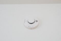 火災発生をいち早く知らせてくれる火災報知器は標準装備です。