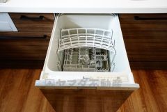 食事の後の手間を解消する食器洗い乾燥機付。冬場の洗い物で手荒れの悩みもなくなります。手洗いよりも節約できて便利。