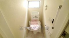 温水、暖房、ウォシュレット付の高機能トイレです。