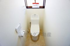 温水、暖房、ウォシュレット付の高機能トイレです。すっきりした見た目で、トイレ奥の掃除もしやすいです。