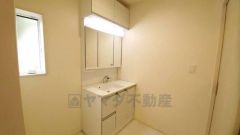 三面鏡つき洗面台。鏡裏にたっぷりとした収納スペースがあります。鏡を閉めてしまえば小物は見えないため、スッキリとした印象の洗面台にできます。