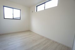 同仕様写真。ご夫婦お二人のプライベートシーンを演出する寝室は、大容量のウォークインクローゼット付き。