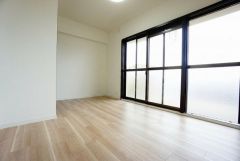 明るい洋室です。ナチュラル色のフローリングで開放的な優しい雰囲気になっています＾＾ベッドや机、ＴＶを置いてもゆとりのある広さです。