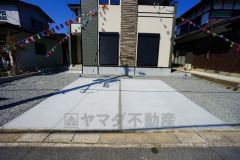 4台まで並列駐車できるので、急な来客時やお子様が成人して車を所有するようになっても安心です。