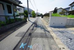 現地（2025年8月18日）撮影。住人以外の車の進入も少なく、小さなお子様を持つご家庭にも安心です。