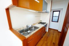 部屋の端に位置する壁付けキッチンは、デッドスペースができにくく、リビング・ダイニングを無駄なく広く活用できます。