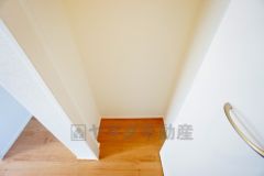 2階の廊下にも収納を確保。各居室に入りきれなかった荷物や、2階で使用する日用品のストック置き場に便利です。