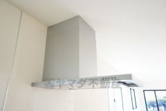 お手入れが簡単なスリム型レンジフードです。調理により発生する油煙や臭いを吸い込み、屋外へ排気してくれます。