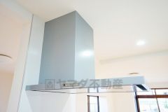 お手入れが簡単なスリム型レンジフードです。調理により発生する油煙や臭いを吸い込み、屋外へ排気してくれます。