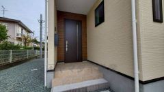 家の顔となる玄関扉がかっこいいと、たくさんの人を招き入れたくなりますね＾＾玄関扉が奥まって設置されているので、雨にも濡れにくくなっています。