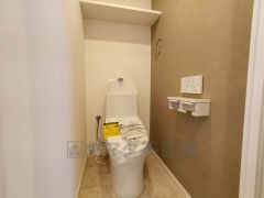 壁リモコンタイプのウォシュレット付き。すっきりした見た目で、トイレ奥の掃除もしやすいです。