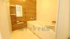 1日の疲れを癒すくつろぎのバスルーム。足を伸ばしてもゆったりと入れるサイズです。お子様と一緒にお風呂に入っても狭くないですね^^