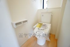 温水洗浄機付トイレです。節水機能もあるので、安心して使えますね。もちろん、1階2階の2ヶ所にトイレがあるので、忙しい朝にもゆとりができますね。