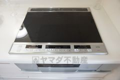 同仕様写真。汚れてもサッとふける、お手入れのしやすいIHクッキングヒーター。オール電化なので経済的です。