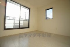 同仕様写真。主寝室としてお使いいただけそうなこちらのお部屋は、日当たりが良く、爽やかな風を感じて起きる朝は、快適生活の始まりに。