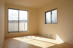 同仕様写真。主寝室としてお使いいただけそうなこちらのお部屋は、日当たりが良く、爽やかな風を感じて起きる朝は、快適生活の始まりに。