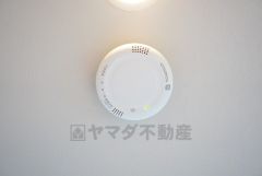 火災による煙や熱を感知して、警報音やブザー等で火災の発生を知らせてくれる火災警報器。