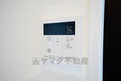 キッチン横からお湯張り、追い炊き、足し湯がボタン一つで楽々操作できる給湯機リモコンです。忙しい夕飯準備の時間帯に重宝しますね。