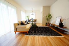 リビングは広々とした設計で、家族が集い、寛ぐ暮らしの空間を演出しています。思い思いの時間を過ごしたり、家族みんなで食事をしたり、素敵な団らんの場になりますね。