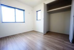 住む人のこだわりを活かす洋室。日当たりがよく、寝室としての利用もおすすめ。広めのクローゼットには荷物をすっきり片付けられ、ゆとりのある暮らしが出来ます＾＾