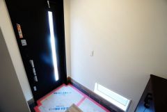 採光も考えられた明るい玄関です。
