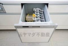 家事の時間が短縮できるフルオープンで開けやすい食器洗い乾燥機付。食事後に家族とのくつろぎタイムをしっかり取れます。