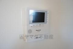 同仕様写真。防犯性、セキュリティ対策に安心できるテレビモニター付きインターフォンです。セールスマン対策にもなり安心できます。