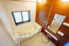 バスルームの洗い場の床材は水はけの良い素材を採用。カビが生えにくい設計になっております。