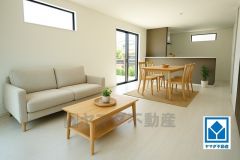 家具はイメージです。リビングは広々とした設計で、家族が集い、寛ぐ暮らしの空間を演出しています。思い思いの時間を過ごしたり、家族みんなで食事をしたり、素敵な団らんの場になりますね。