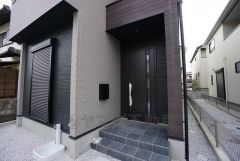 かざすだけで開閉できる、タッチキー採用の玄関。お買い物帰りで、両手がふさがってきても簡単に中に入れます＾＾