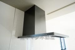 お手入れが簡単なスリム型レンジフードです。調理により発生する油煙や臭いを吸い込み、屋外へ排気してくれます。