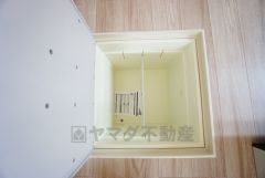 キッチンにある床下収納は、居住スペースを減らさずに買い置きの調味料や非常食などを保管することができます。