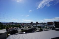 バルコニーからの眺望です＾＾周りに高い建物もなく、お休みの日にはコーヒーを飲みながらのんびりするのにも＾＾