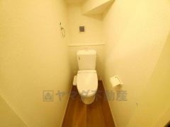 温水洗浄機付トイレです。節水機能もあるので、安心して使えますね。もちろん、1階2階の2ヶ所にトイレがあるので、忙しい朝にもゆとりができますね。