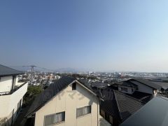 2階バルコニーからの眺望です。前面に遮るものがなく景色を一望できます。南向きで、日当たりも良好。お洗濯物が良く乾きます。