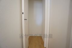 同仕様写真。2階の廊下にも収納を確保。各居室に入りきれなかった荷物や、2階で使用する日用品のストック置き場に便利です。