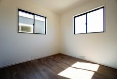 2面採光を確保した明るい室内は、風通しも良く、大変居心地の良い空間となっております。爽やかな風を感じて起きる朝は、快適生活の始まりに。