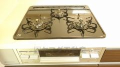 複数の調理を一度に行うことができる3口コンロ。効率よくお料理が出来ます。毎日のお料理も楽しくなりますね＾＾