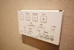壁リモコンタイプのウォシュレット付き。すっきりした見た目で、トイレ奥の掃除もしやすいです。