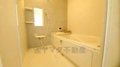 1日の疲れを癒すくつろぎのバスルーム。足を伸ばしてもゆったりと入れるサイズです。お子様と一緒にお風呂に入っても狭くないですね^^