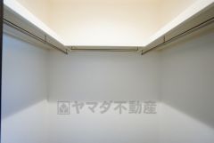 収納力豊富なウォークインクローゼット。洋服や小物などを1箇所にまとめて美しい収納を実現します。