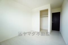 木目調のシンプルデザインで落ち着きと安らぎの空間に仕上げています。各部屋に収納が完備されているので、お荷物が増えても安心の設計です。