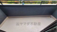 家族全員分の布団もゆったり並べられる広々バルコニー。