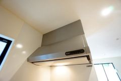 コンロ上には換気扇完備＾＾調理時の蒸気や匂いが換気扇に誘導され、効率的に排煙ができます＾＾