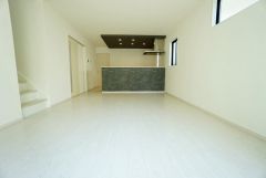 カウンターキッチンに加えて、リビング階段になっているので、お顔を合わす回数が増え、ぐっと家族の距離が縮まります。