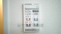 浴室暖房乾燥機付き。天候に左右されず、いつでも好きなときに洗濯物を干せるので、仕事や家事で忙しい方に重宝します。